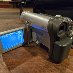 Panasonic PV-GS32 MiniDV Digital Video Camera Camcorder 28x, two batteries, 7 tapes, works great
