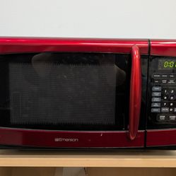 Like New 930 Watt Microwave 