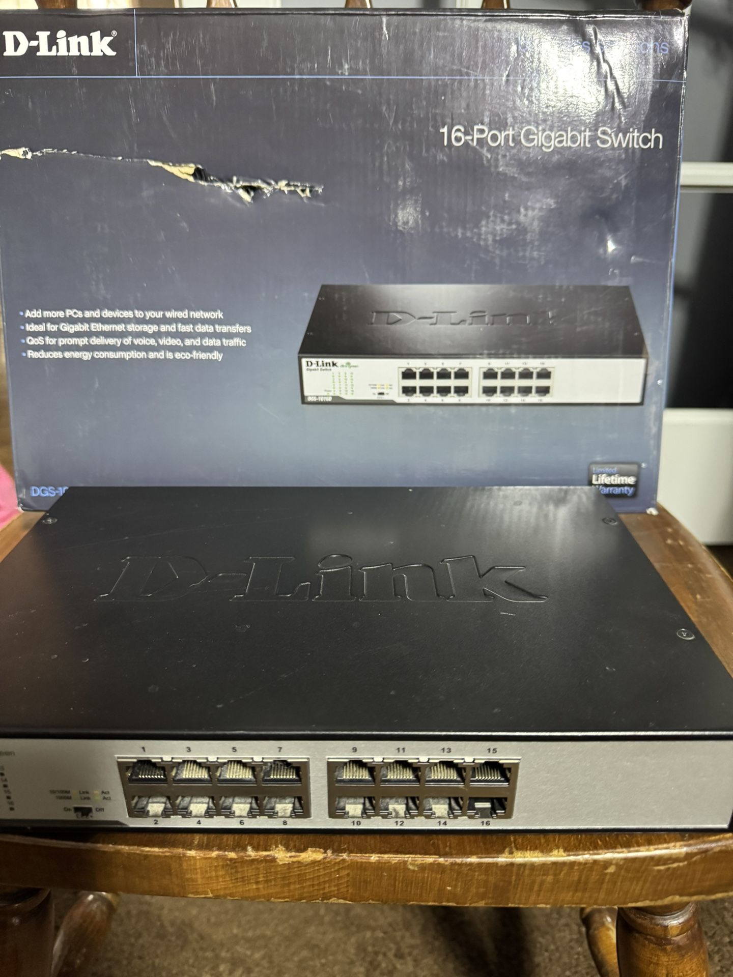D-Link DGS-1016D 16-Port Gigabit Unmanaged Metal Desktop or Rackmount Switch