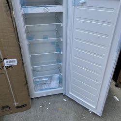 Upstreman 7.7 cu. ft. top freezer refrigerator, model BD75-White