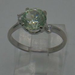 10 KT WHITE GOLD RING SIZE 7.5 WITH LIGHT GREEN STONE AND 2 CZS 2.3 GRAMS . MINT CONDITION. 865877-2