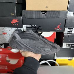 Adidas Yeezy 700 V2 Vanta size 10.5 VNDS 