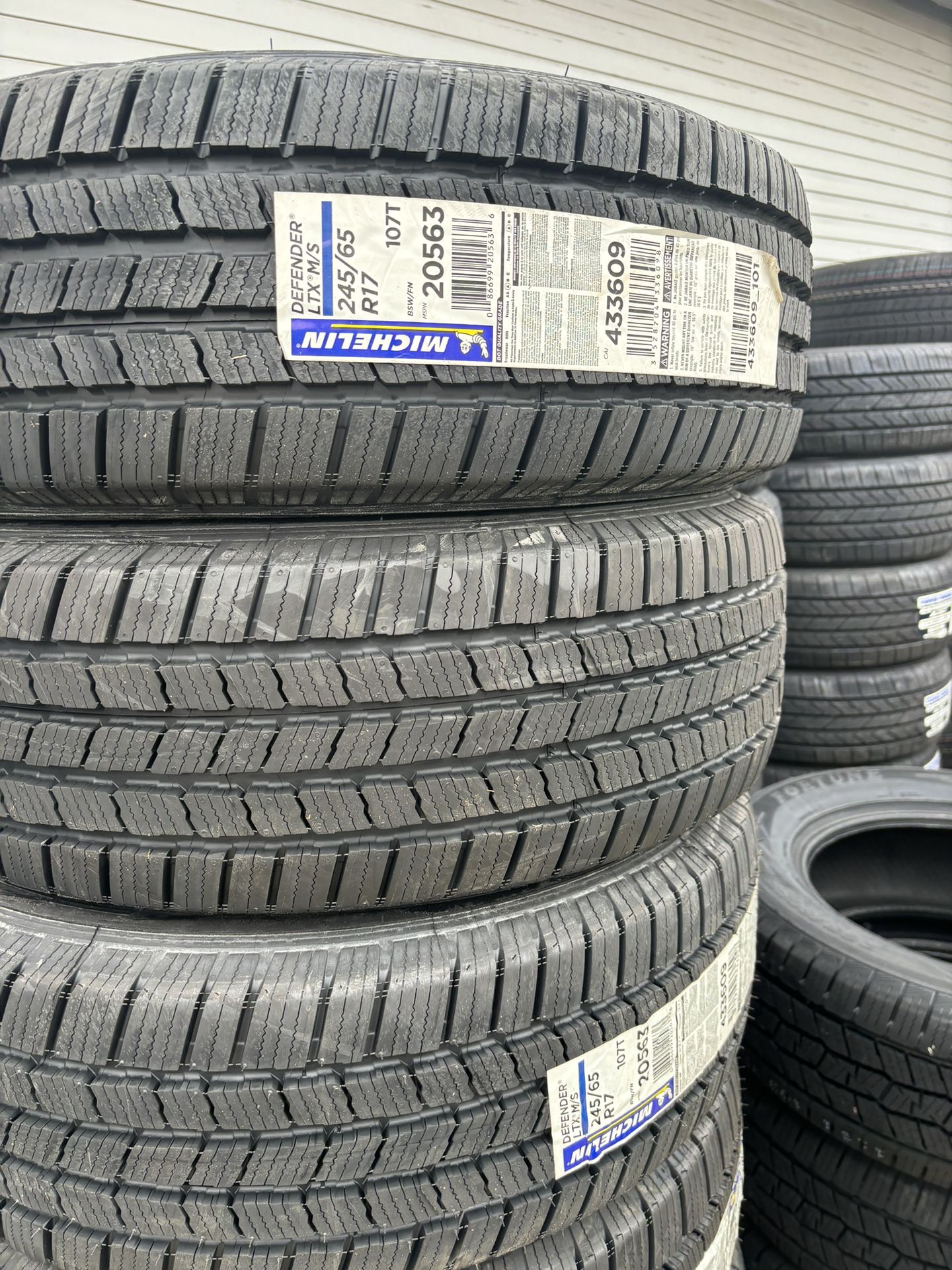 Set Of 4 Michelin  Defender 245/65/17 $640 