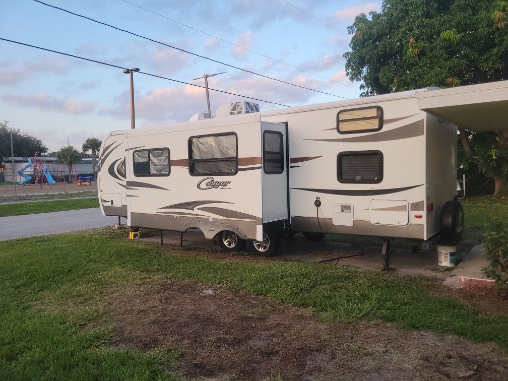 2012 Cougar 30ft Rv Sleeps 7-9