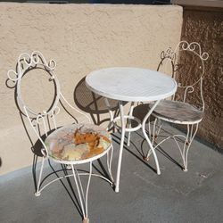 Round Table And 2 Chairs Antique Style