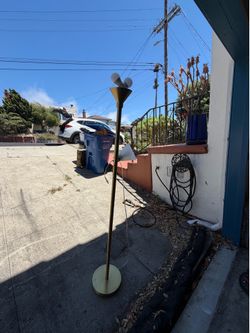 Free standing lamp