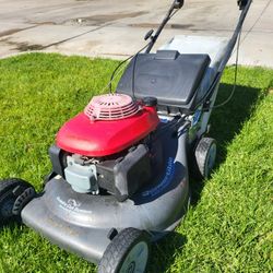 HONDA GAS SELF-PROPELLED LANW MOWER 