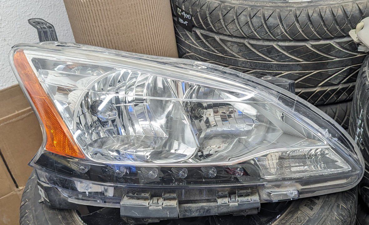 2015 Nissan Sentra Headlight