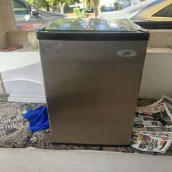 SPT Mini fridge
