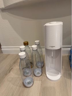 Sodastream with 5 bottles and 3 CO2 cylinders