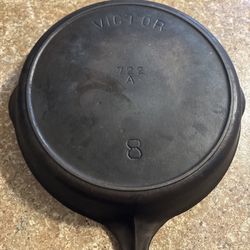 Vintage Victor 722A # 8 Griswold Cast Iron Skillet 