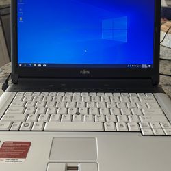 Fujitsu Lifebook S710 Core i5 2.40 GHz 8GB RAM  128GB SSD Laptop And Charger