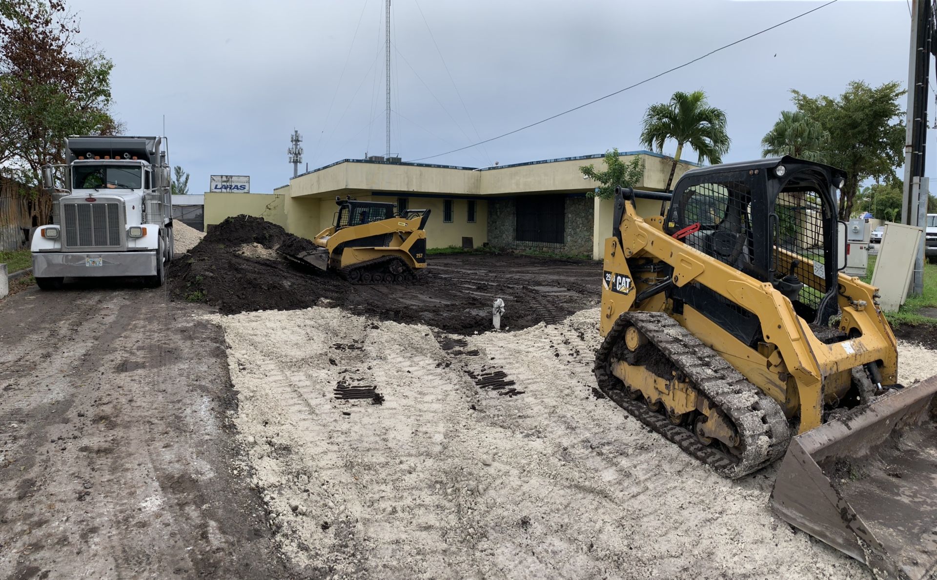 Bobcat excavator dumptruck