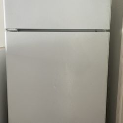 Hot point Refrigerator With Freezer On Top