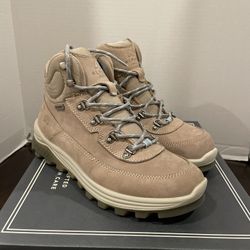 Women Winter Hiking Snow Boots  Brand New In Box Sizes 6, 6.5 9.5, 10 and 11 Available 
