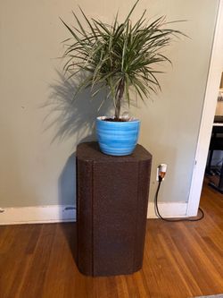 BROWN TEXTURED PEDESTAL