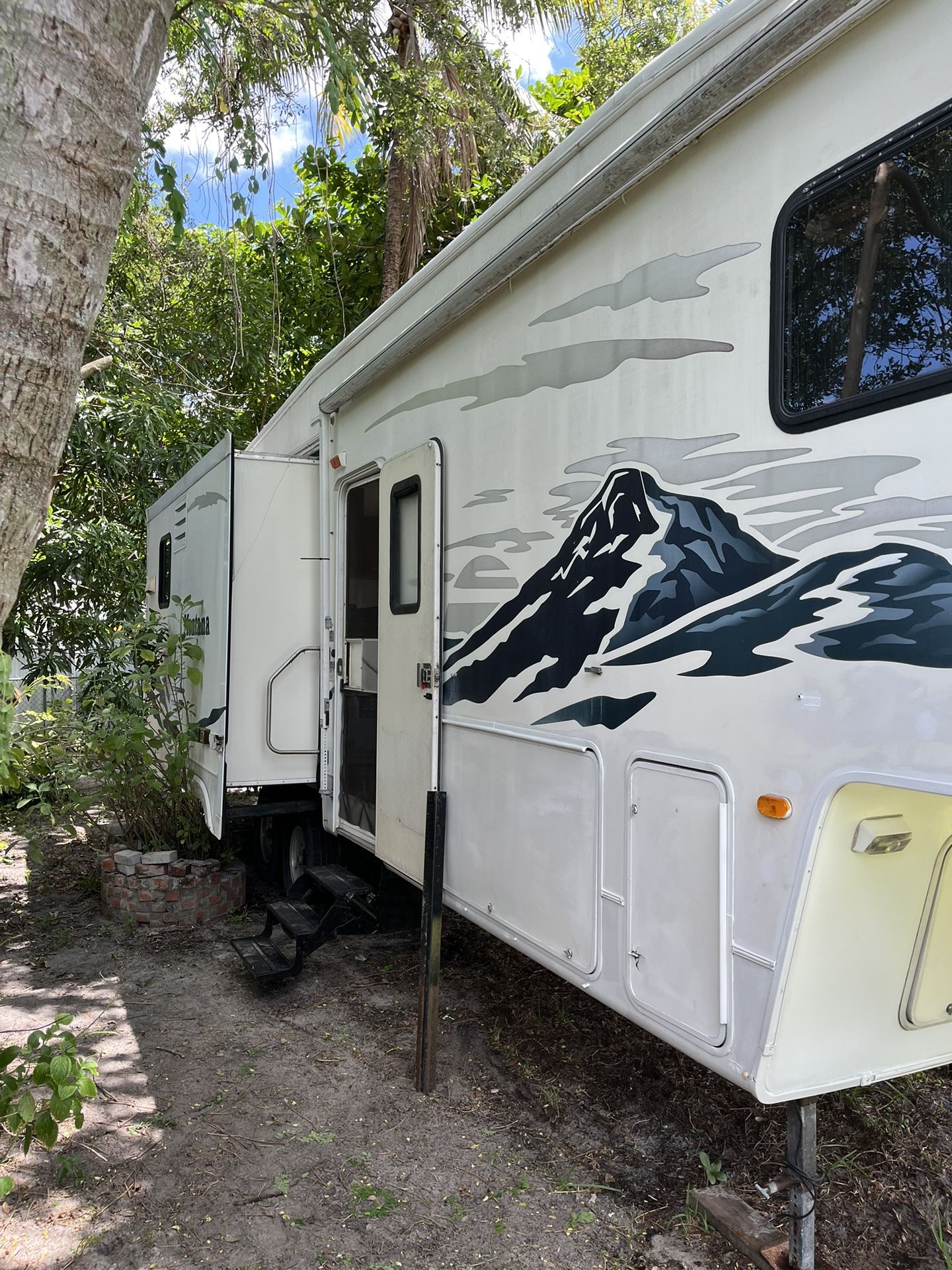 2004 Montana 5th wheel