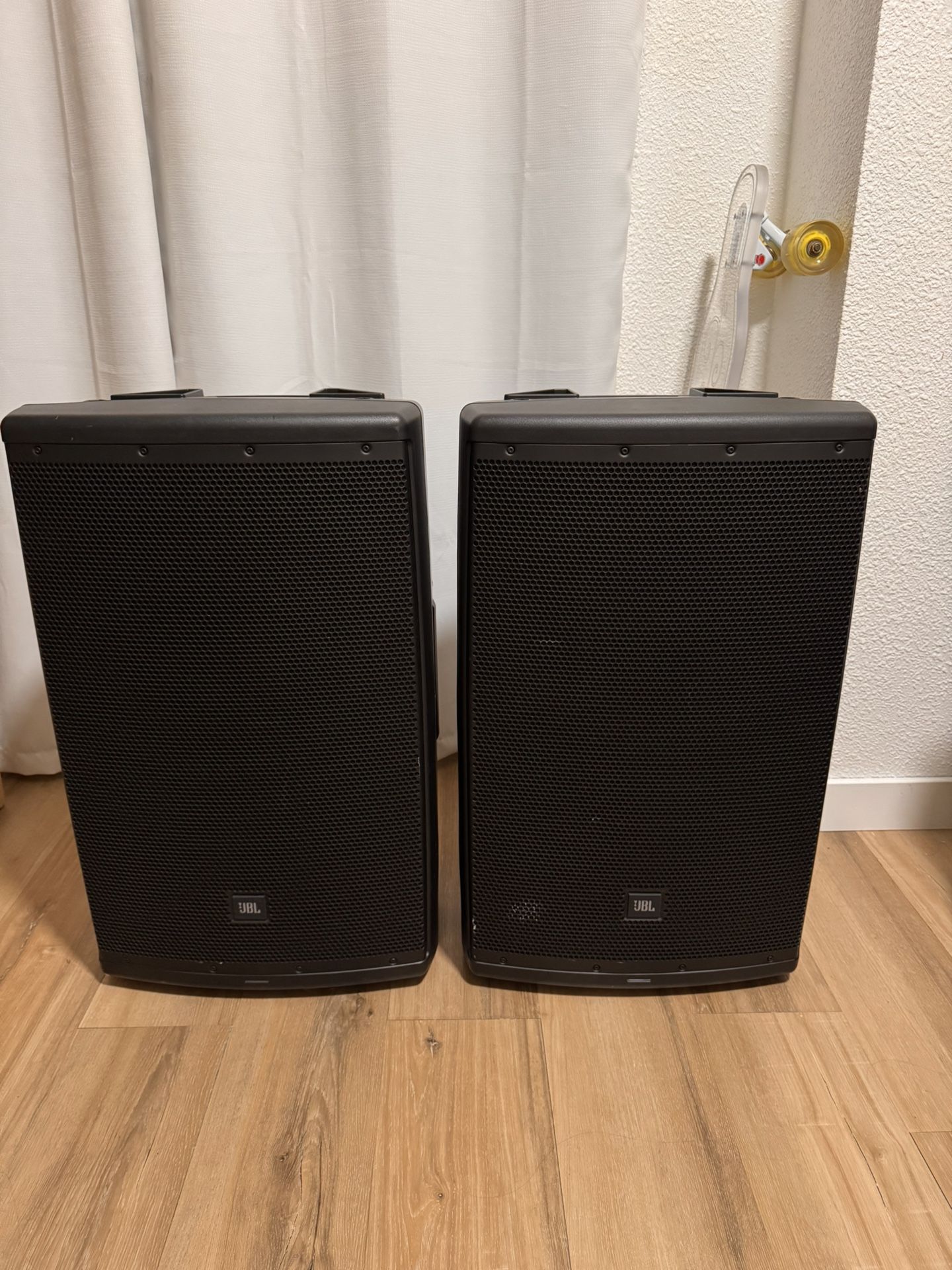 JBL Professional Speakers EON 615 with tripods stands Set