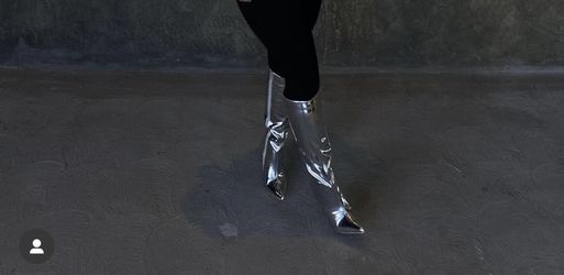 FASHIONNOVA SILVER METALLIC BOOTS (8.5)