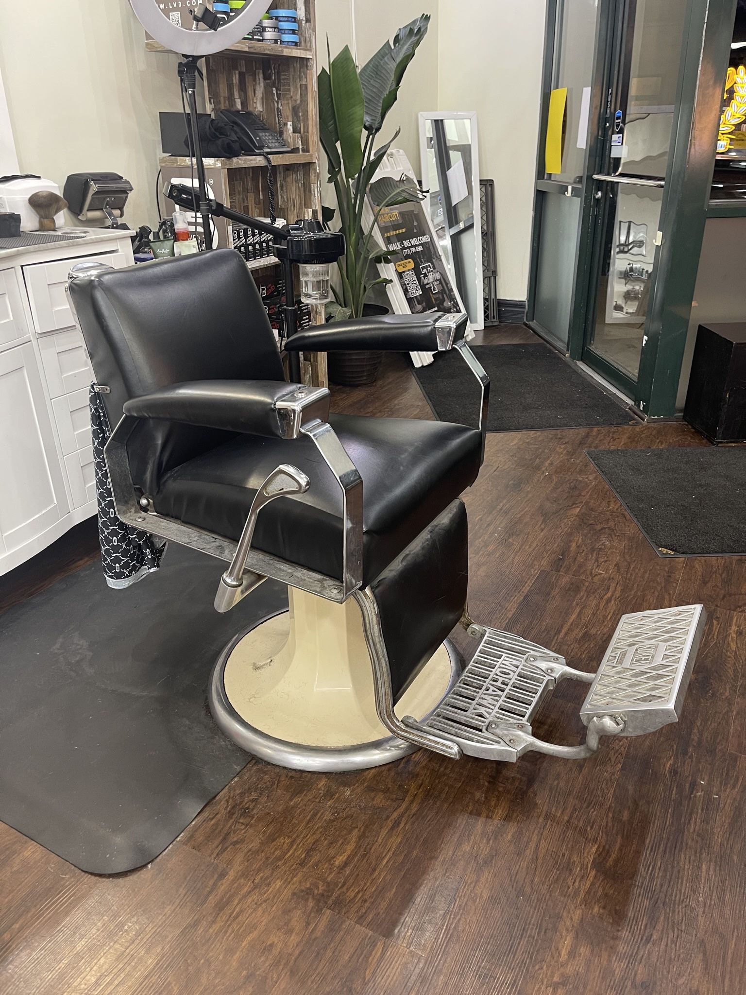 📍 Vintage Belmont Barber Chair – Heavy-Duty & Classic