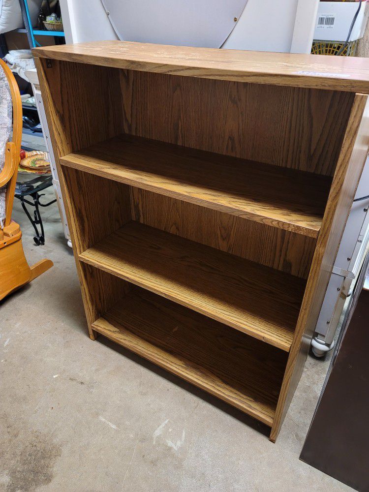 Sturdy bookshelf with 2 adjustable shelves