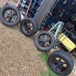 Came off a 2023 f150 fronts are 20s backs are 17s look at picture u can some clear coat peeling from the front rims but other than that they are good 