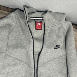 grey large nike tech 
