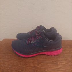 Brooks Ghost 12 Athletic Running Shoes 
Women's Size 5 Medium B 