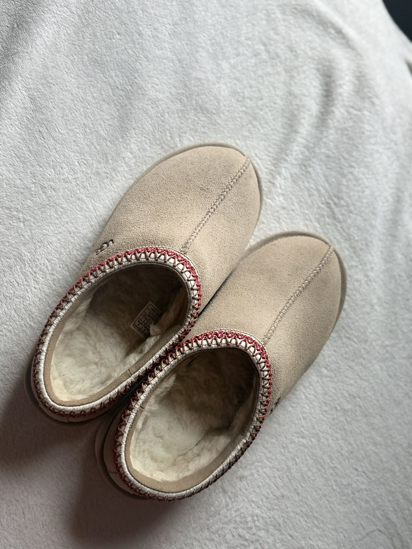 Brand New UGG Size 7 Women 
