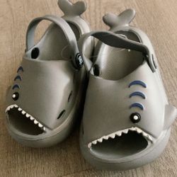 CHILDREN'S SHARK STYLE SANDAL IN SIZE 6