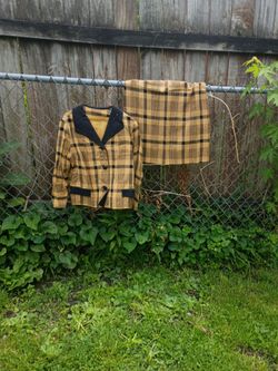 Women, dress suit, no tags. Might be for smaller woman