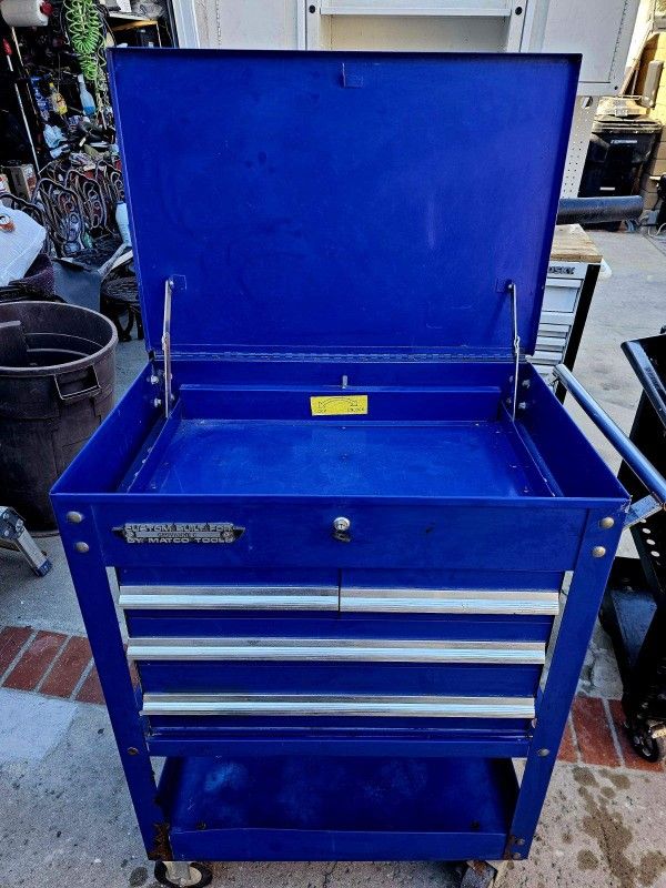 33" MATCO TOOL CART TOOLBOX, MOBILE TOOL BOX BALLBEARING,
Heavy Duty. 6 COMPARTMENTS
1 LOCK, 1 KEY