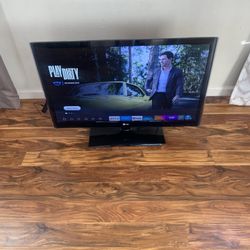 LG 42LV5500 42" 1080p LED LCD TV - Black