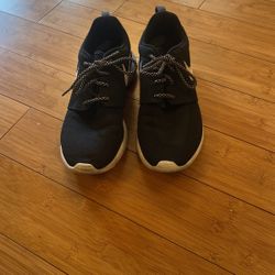 NIKE TENNIS SHOES SIZE 9