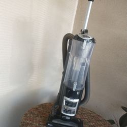 Shark Navigator Deluxe  Vacuum Cleaner Paid Almost $300  Asking  $90.   Local. Only