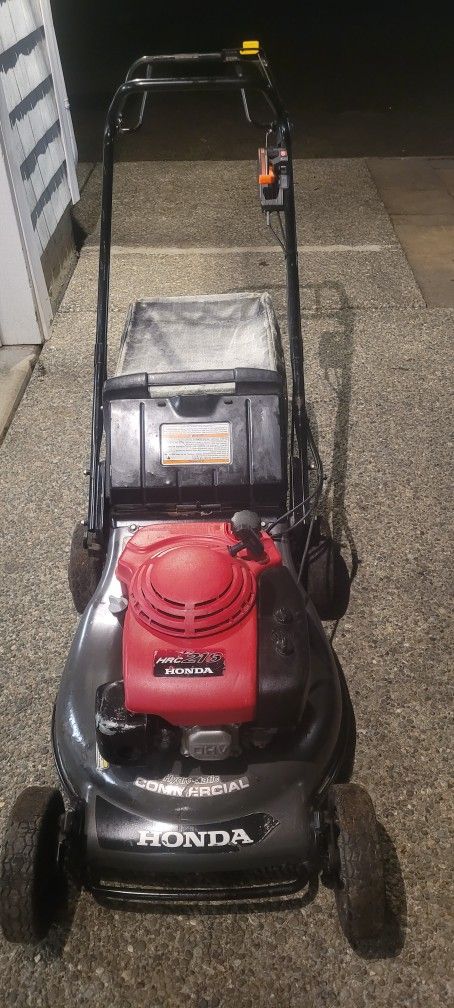 HONDA HRC216 COMERCIAL SELF PROPELLED LAWN MOWER.