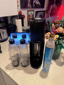 Sodastream with gas tank and 4 extra bottles $25 OBO