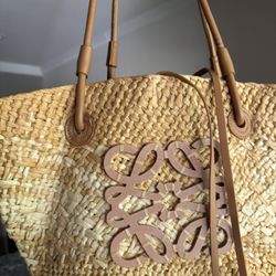 Medium Loew  Anagram Basket bag in iraca palm and calfskin