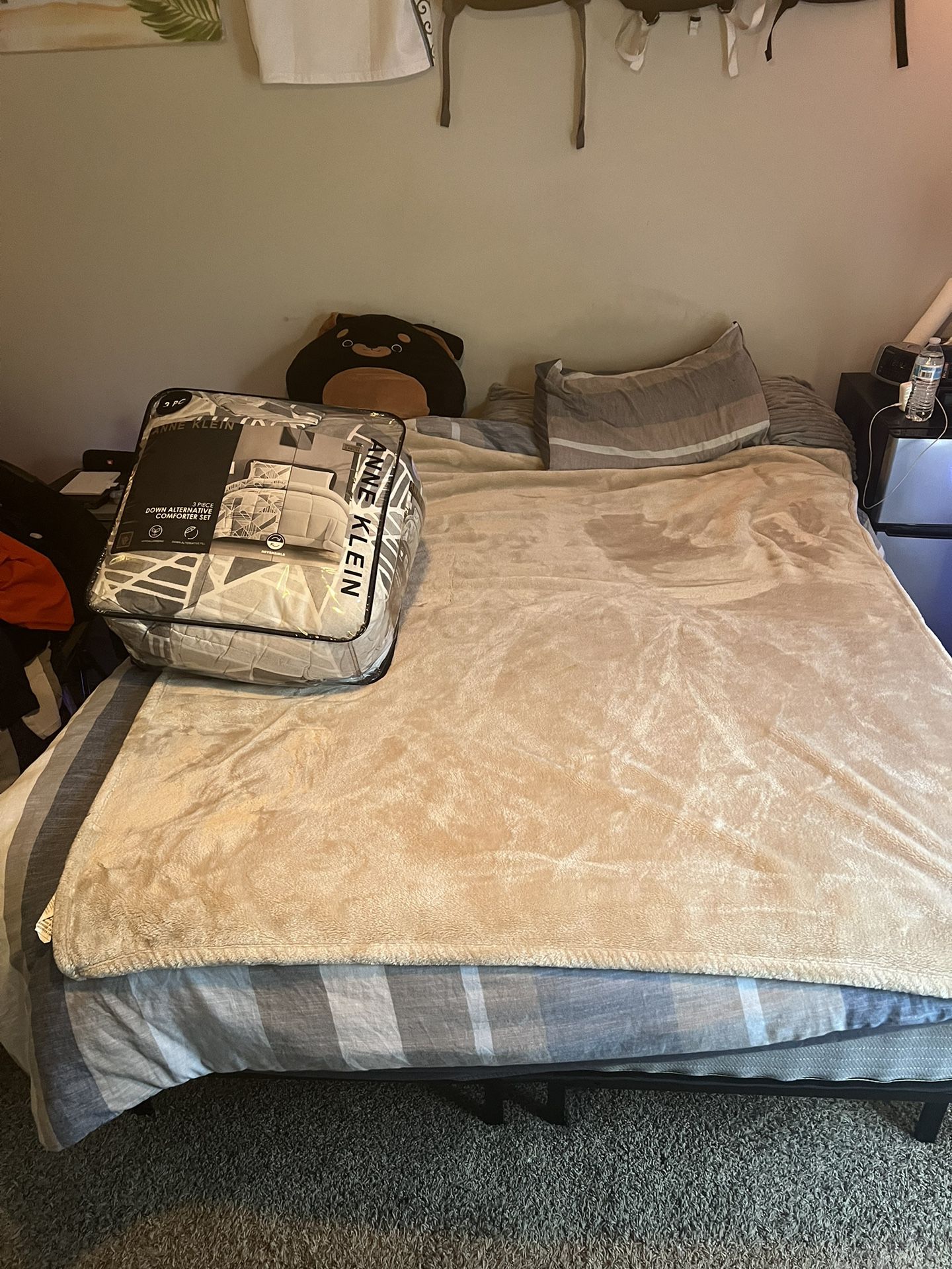 Queen Bed w/ Full Setup