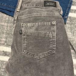 Grey Levi’s skinny jeans
