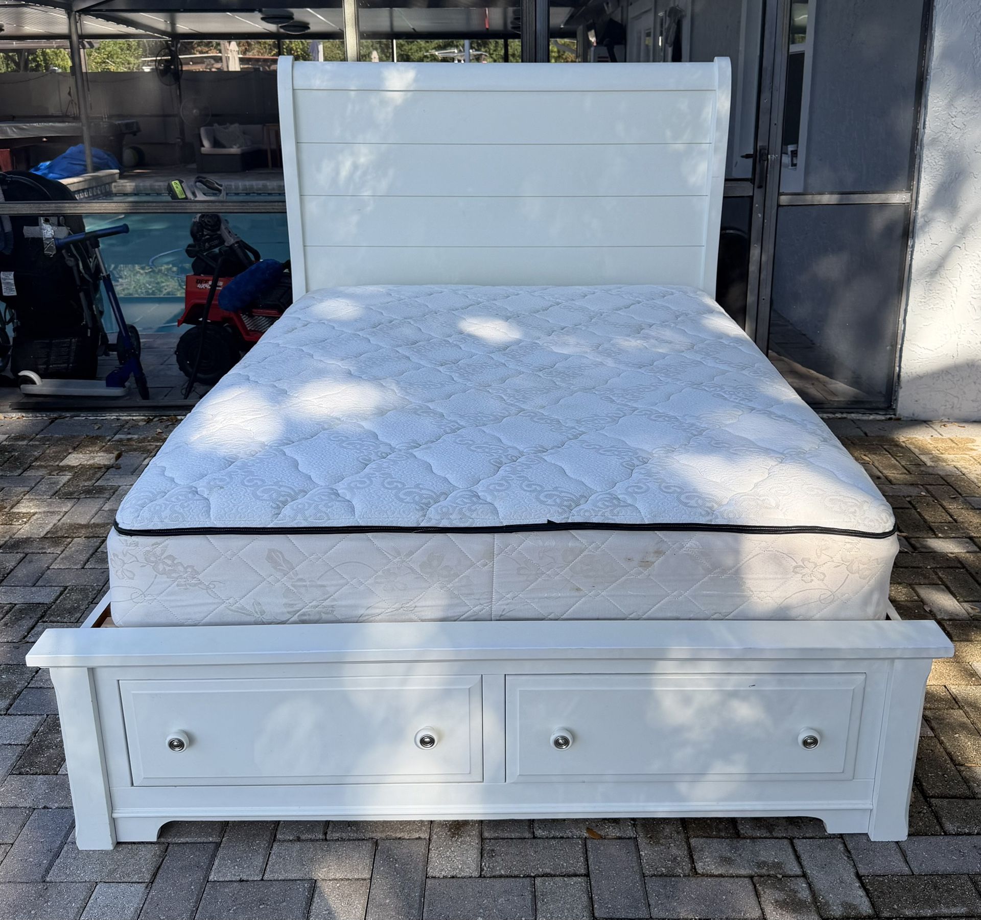 ๐๏ธ Queen Bed with Storage Drawers (Mattress included) Price-$250. I can deliver for an additional cost. White color