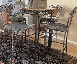 Beautiful Pup Table With 4 Chairs