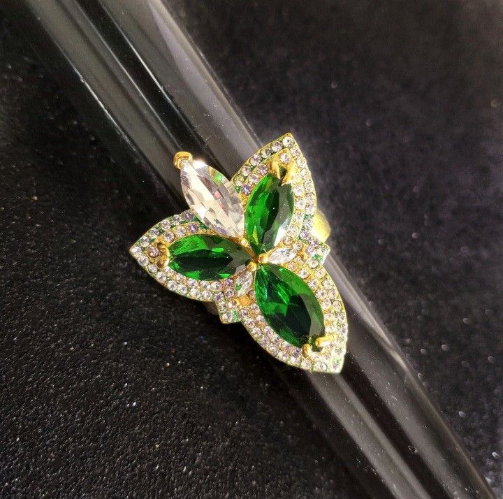 Simulated emerald and cubic zirconia gold statement fashion ring size 8 new