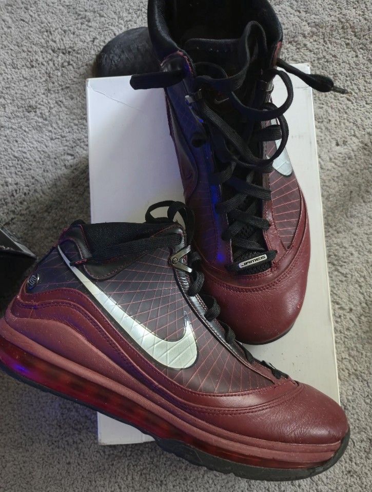 LeBron James VII 2019 Christmas Sneakers