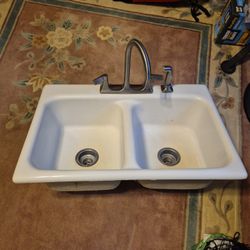 Kitchen Sink With Facuets And Hoses Included