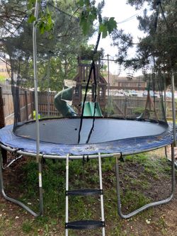 12 ft Round Trampoline with safety net