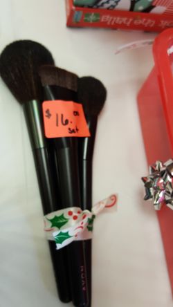 Avon makeup brush set