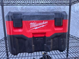 MILWAUKEE VACCUM WORKS JUST MISSING THE FRONT LOCK