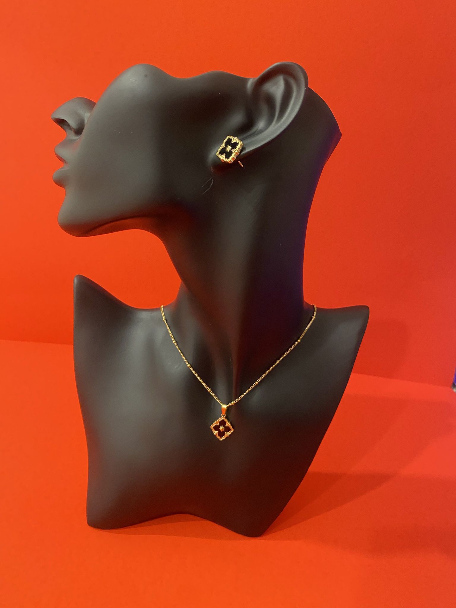 18k Gold Plated Leaf Clover Flower Beautiful Necklace Earrigns And Bracelet Set