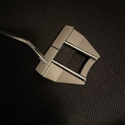 Scotty Cameron Putter With Skull Cover